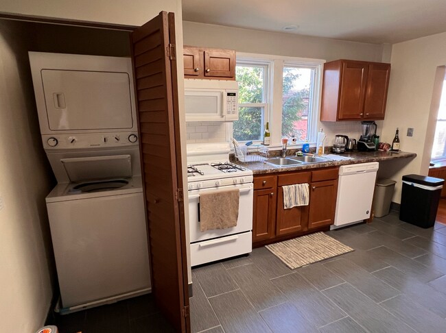 Building Photo - Move In July 1st 2026! 2 Bedroom 2 bath - Pet's OK - Wilmette