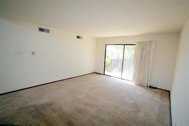 Building Photo - 830 Live Oak Rd NE