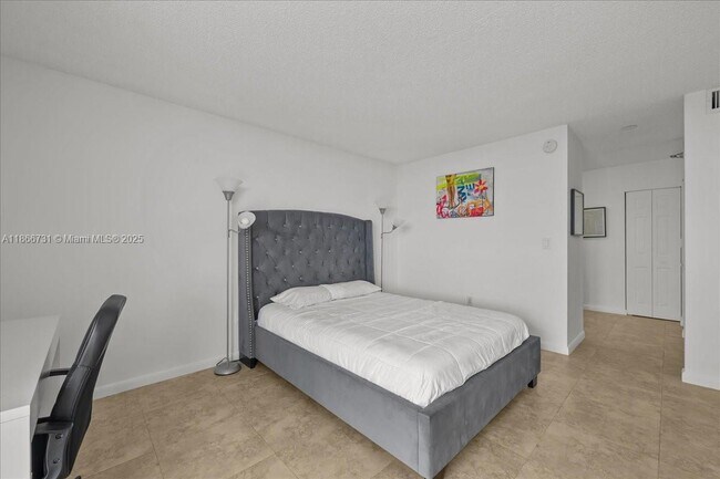 Building Photo - 20515 E Country Club Dr