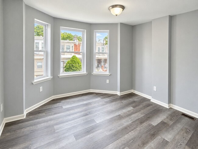 Building Photo - 6418 N Woodstock St