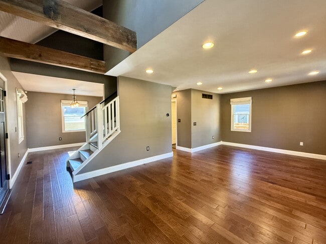 Building Photo - 718 Indianola Ave