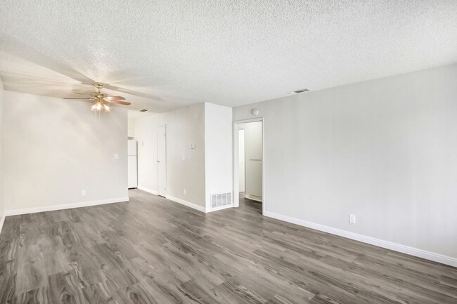 Building Photo - 2 Bed / 1 Bath Available Now!