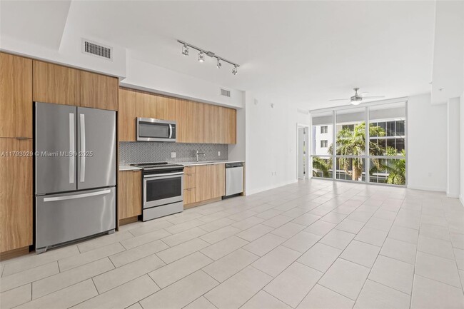 Building Photo - 2150 N Bayshore Dr