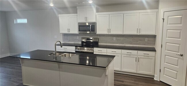 Building Photo - 516 S Benchmark Ln