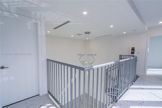 Building Photo - 8425 Crespi Blvd