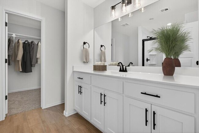 Building Photo - Beautiful 4 Bed / 2 Bath Home with Open Layout in Owasso