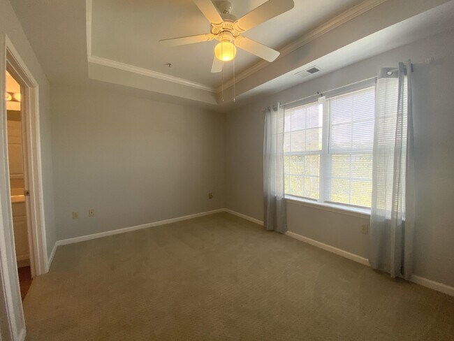 Building Photo - Two Bedroom Spacious Condo Near Everything Bluffton Has to Offer!