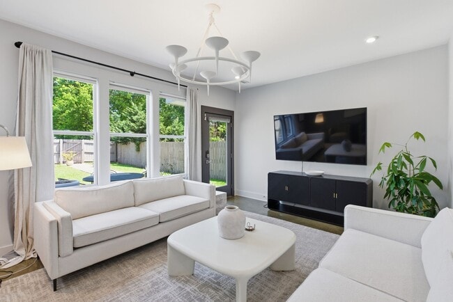 Building Photo - 1608 16th Ave N