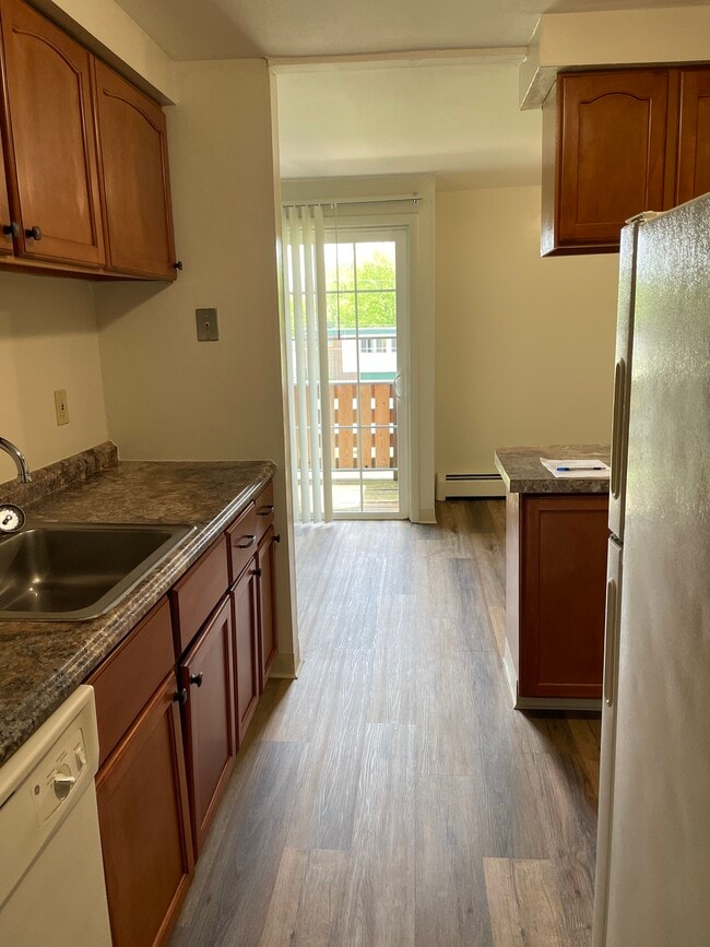 Building Photo - Clay Court Apartments