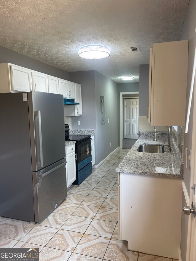 Building Photo - 320 Willow Springs Dr