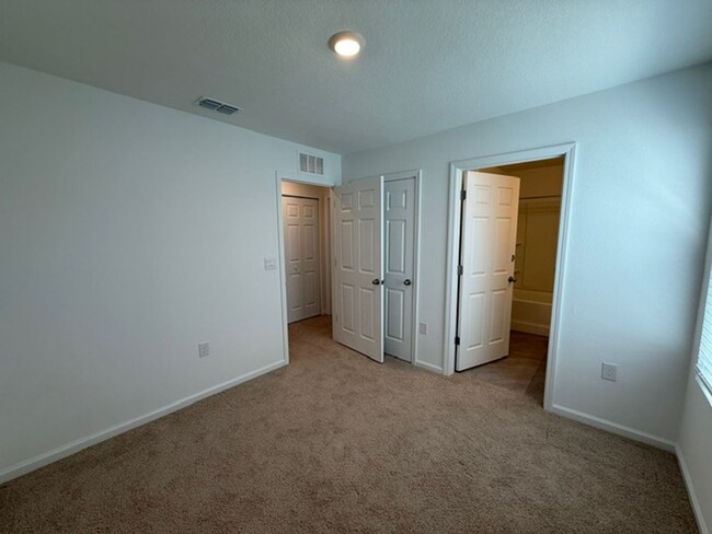 Building Photo - Beautiful 3 bedroom townhome for rent in E...