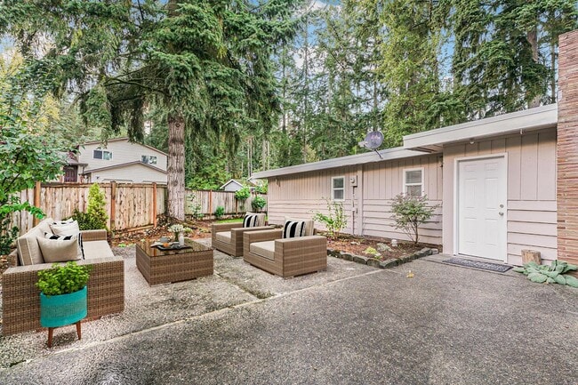 Building Photo - Fully Renovated & Very | Huge Yard | New HVAC | Lease w/ Option to Buy