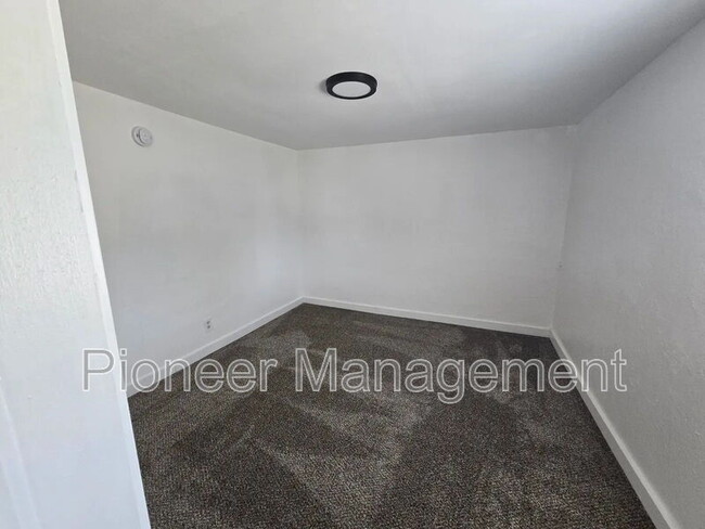Building Photo - 452 Alder St