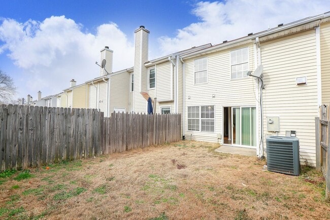 Building Photo - Charming Townhouse in Virginia Beach
