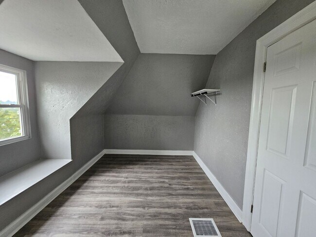 Building Photo - Fully updated 3 Bedroom 1 Bath Apartment for rent in Beechview!