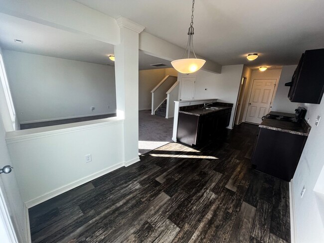 Building Photo - Beautiful 3 bedroom, 2 1/2 bathroom home i...