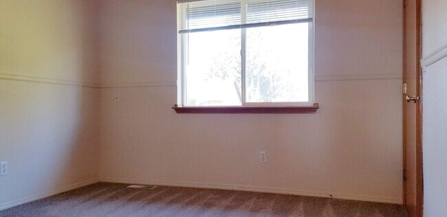 Building Photo - Refreshed and Move in ready 04/20/2026 - 4 bedrooms in Lacey - North Thurston School district.