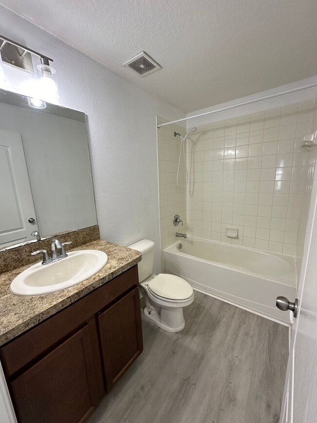 Building Photo - Beautiful and updated 3 bedroom 2.5 bathro...