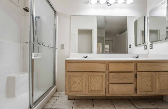 Building Photo - Stunning 3 Bedroom home!