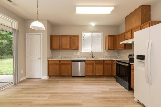 Building Photo - Four Bedroom Home in Sought After Neighborhood!