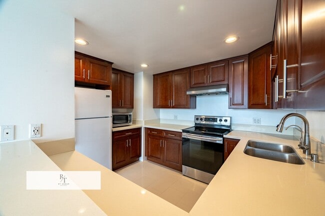 Building Photo - Modern 2-Bedroom Condo with Premium Amenities in Los Angeles