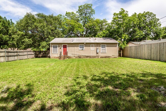 Building Photo - 2 Bedroom, 1 Bath House in Casa View!