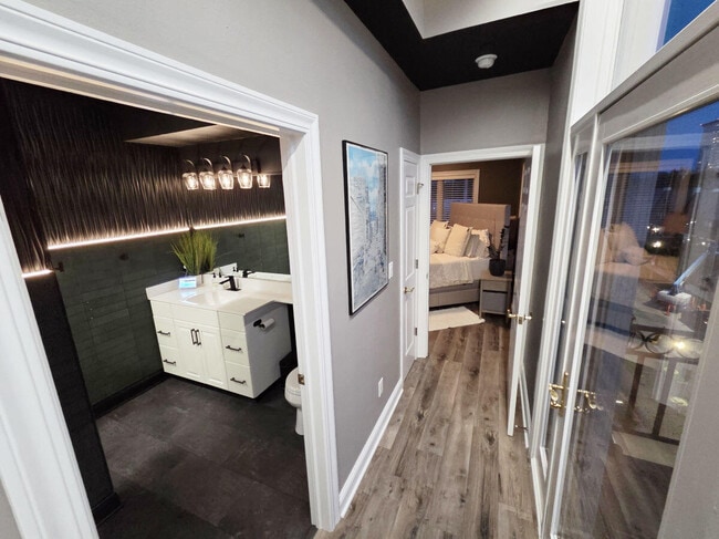 Building Photo - 1515 N Van Buren St