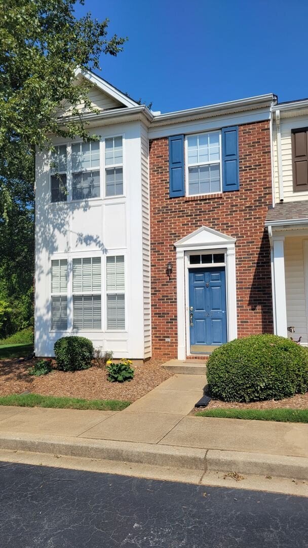 Building Photo - 2 Bed, 2.5 Bath Townhome Available in Greer