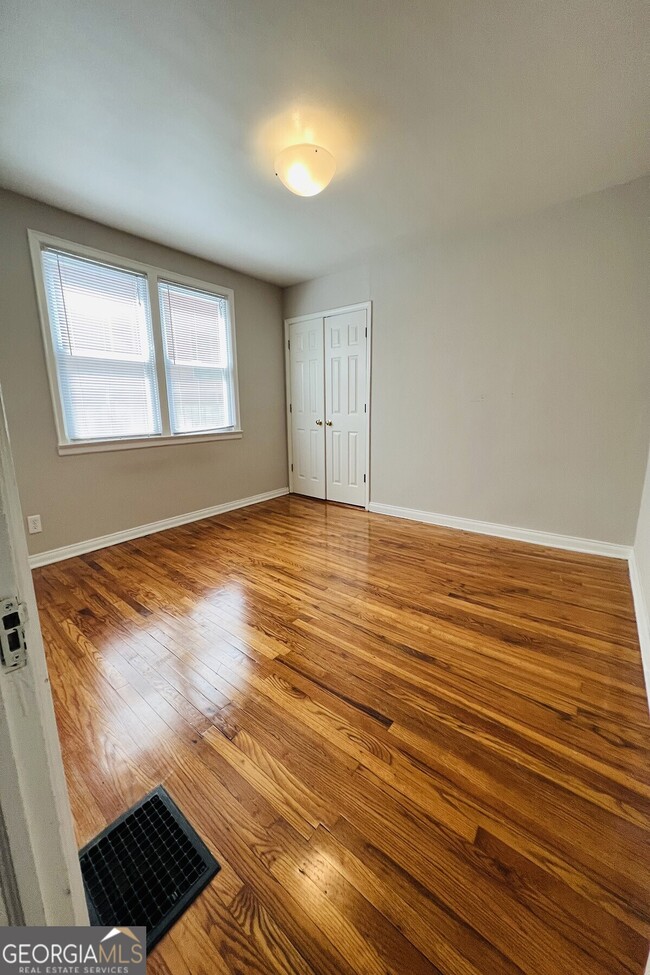 Building Photo - 781 Courtenay Dr NE