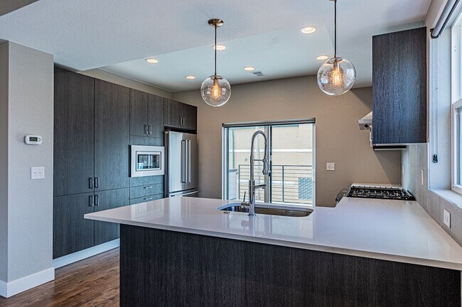 Building Photo - For Rent!  Corner Unit | Modern Townhome |...