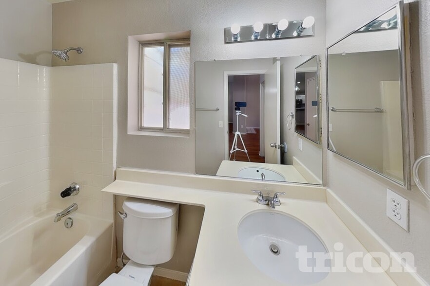 Building Photo - 1121 Indian Hedge Dr