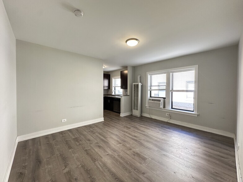 Building Photo - 722 W Brompton Ave