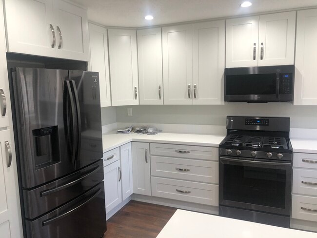 Beautiful kitchen - 20950 Oxnard St