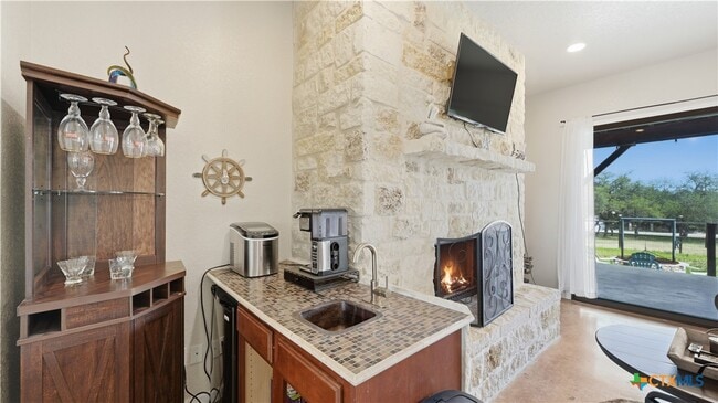 Building Photo - 628 Country Ln Dr