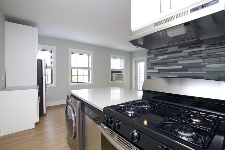 Building Photo - 730 Judson Ave
