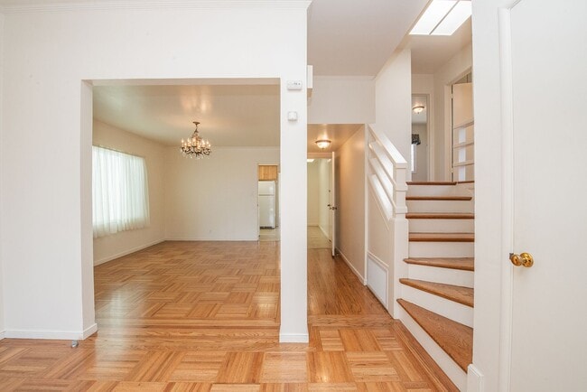 Building Photo - 3 Bed, 1.5 Westlake Detached Doelger Unfur...