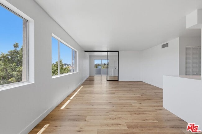 Building Photo - 435 N Oakhurst Dr