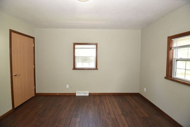 Building Photo - Monthly Rent Reduded! Mishawaka 4 bedroom with a Primary suite and 2 car garage on a large lot