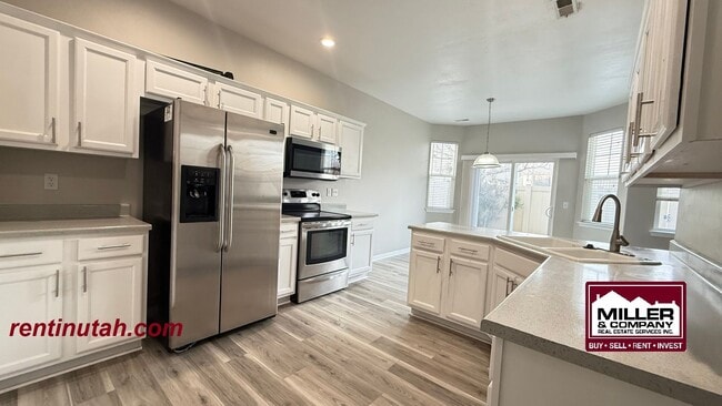 Building Photo - Beautifully updated townhouse in Riverton!