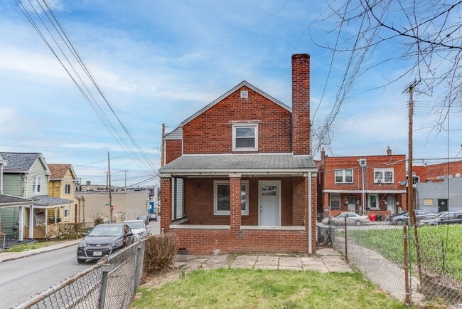 Building Photo - AVAILABLE JUNE 2026! - 2 Bedroom Suburban Vibes in the HEART of the City!!