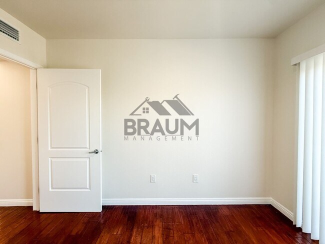 Building Photo - 332 S Virgil Ave