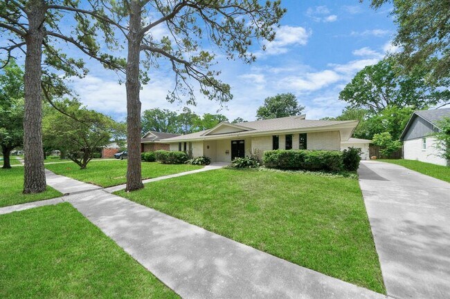 Building Photo - 5715 Braesvalley Dr