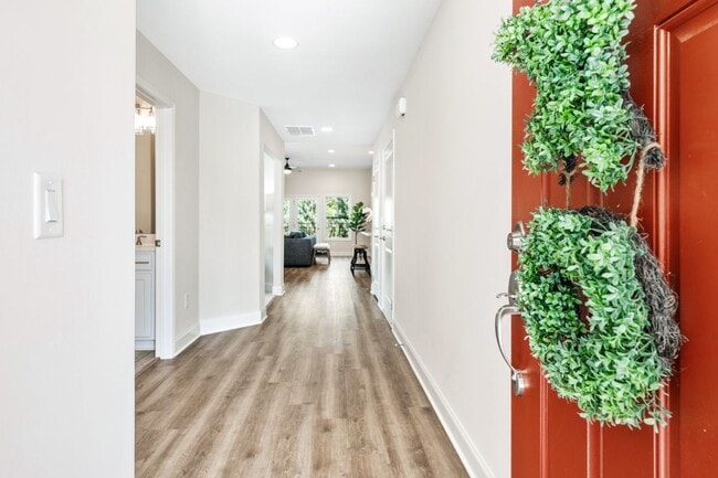 Building Photo - 7 Hickory Br