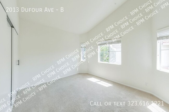 Building Photo - Large 4bd/2.5 bath Townhouse