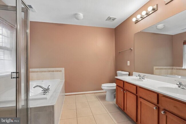 Building Photo - 7721 Valley Oak Dr