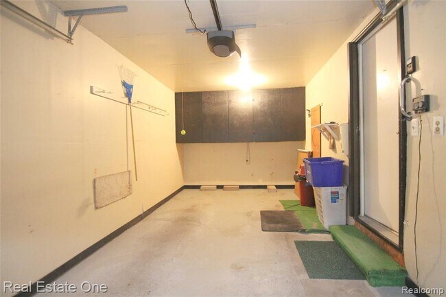 Building Photo - 2110 Hidden Meadows Dr