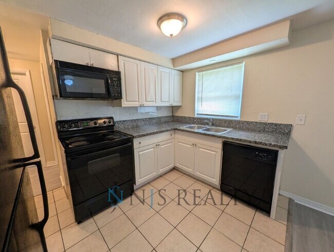 Building Photo - Newly renovated 3/1/1 NEW flooring, NEW paint, updated kitchen & bath, fenced yard.. a MUST SEE!!
