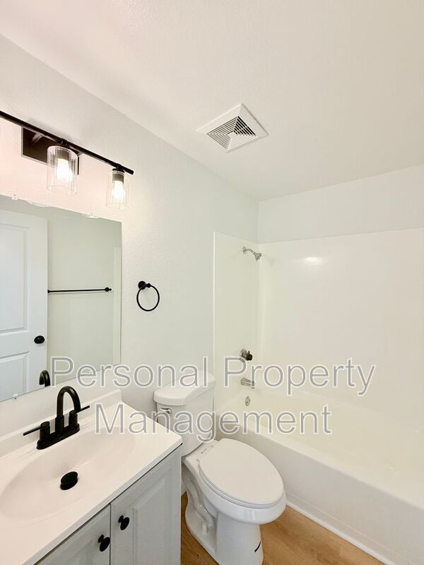 Building Photo - 7422 NE Hazel Dell Ave