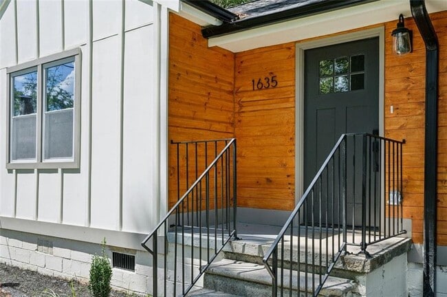 Building Photo - 1635 Pontiac Pl SE