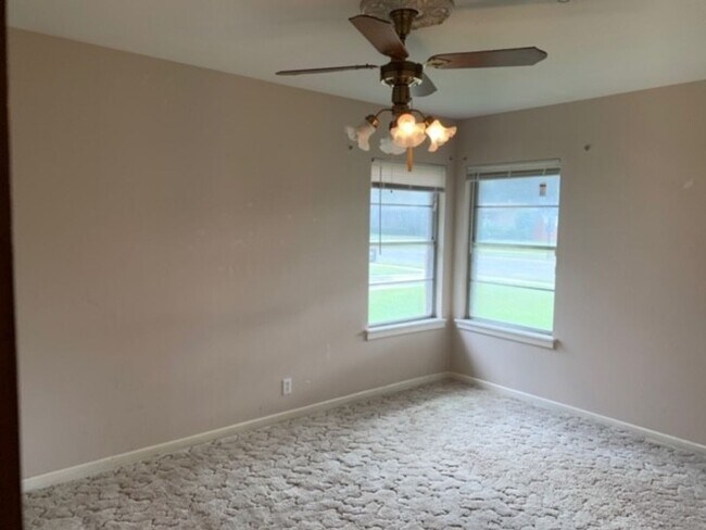 Building Photo - Lovely 3 bedroom 2 bath home